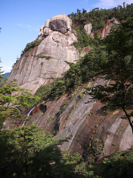 登山道から眺める鉾岳の大スラブ