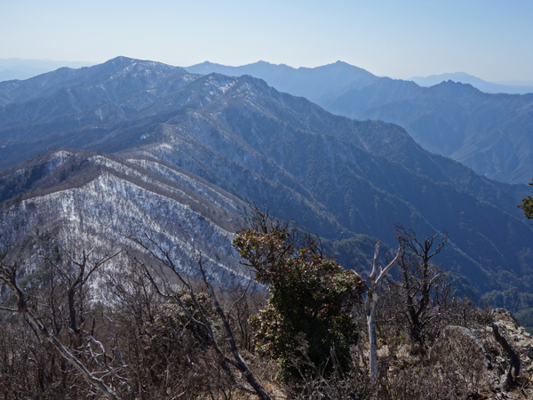 傾山山頂から祖母山方面の稜線
