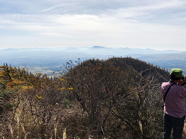 猟師岳の山頂より朝靄の中の阿蘇五岳「涅槃像」