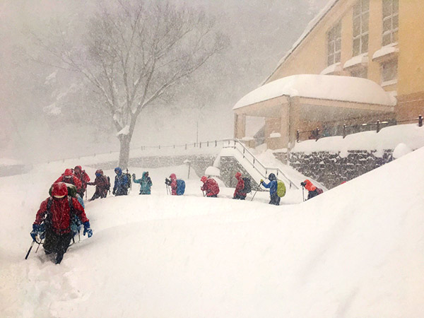 大山麓の宿を出発し、いきなり膝上までの雪