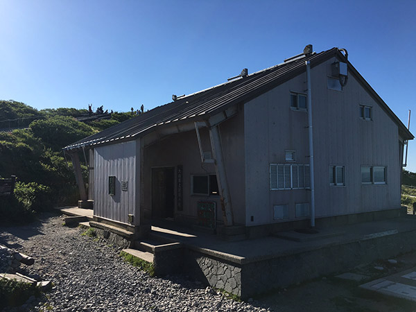 大山山頂手前にある山小屋。冬はこの二階上まで雪が積もることがあります。
