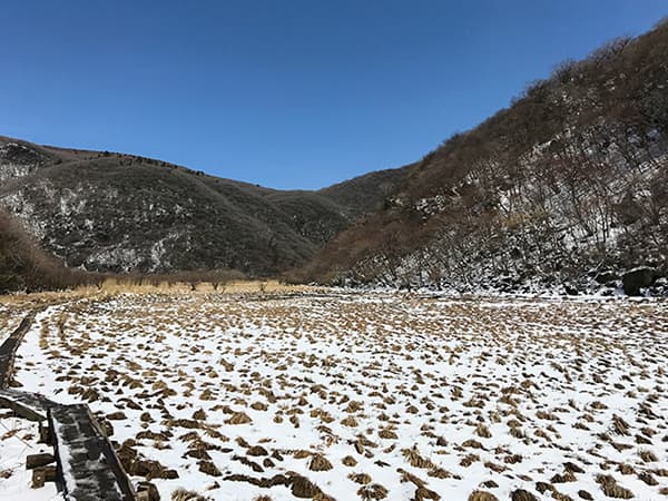 佐渡窪と奥の稜線が鉾立峠