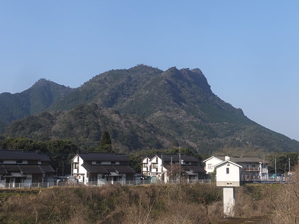 独特な山容が素晴らしい「冠岳」