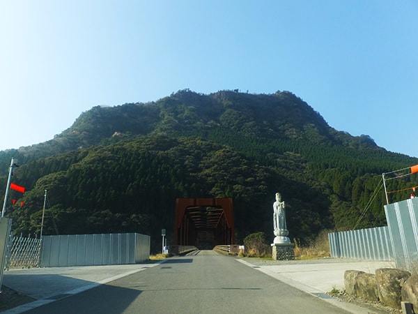 目の前に冠岳が現れます