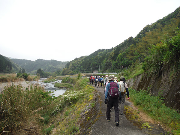 川沿いを歩く