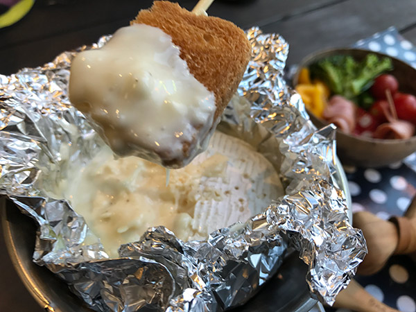 6.では、準備したお好みの食材を好きなだけディップしてください。