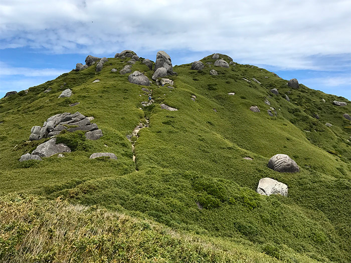 宮之浦岳山頂（右手奥）