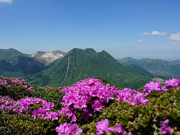 平冶岳山頂より三俣山を望む