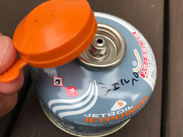 ②	次にガスカートリッジのキャップを外します（キャップは捨てないでください）