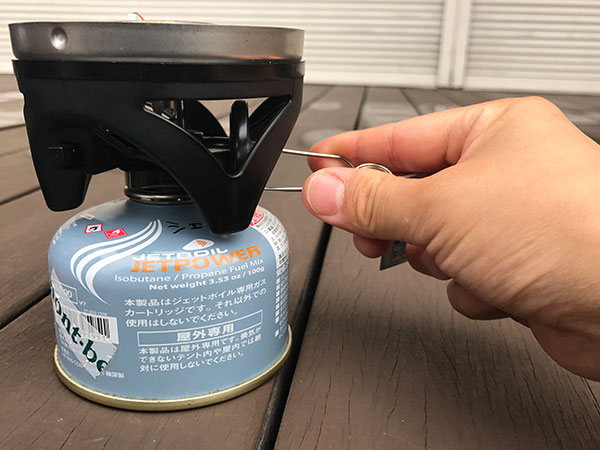 4.次に点火です。（※専用クッカーは点火後に必ずジョイントしてください。） 　　まず火力調整つまみを反時計回りに１/２程度回し、少量のガスを出しながら素早く点火ボタンを押し、点火を確認します。一度で点火しない場合（意外とあります）は火力調整を一度閉めてから再度行ってください。