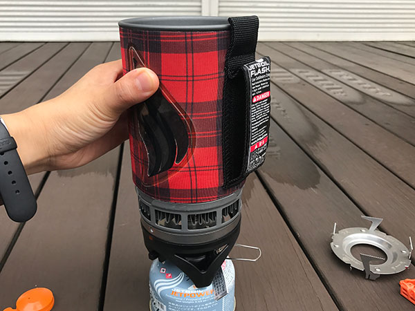 5.専用クッカーに液体もしくは液状の食材を入れた後に、排気口下部にある２つのジョイント穴をバーナー金属ベースプレート縁内側の小さな突起部分に合わせて専用クッカーをバーナーに取り付けます。