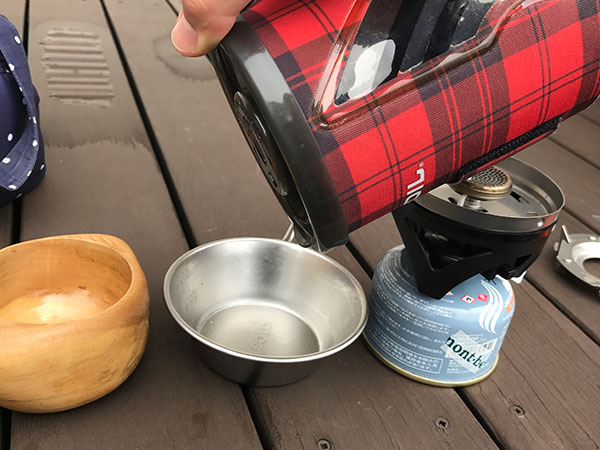 6.お湯が沸けば蓋に注ぎ口がありますので、お湯も簡単に注げます