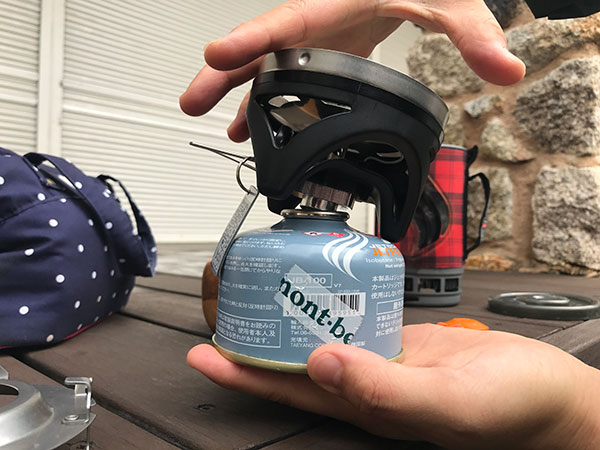 7.次にバーナーから専用クッカーを取り外します。 　　使用後は非常に厚くなっているので、完全に冷ましてから行いましょう。