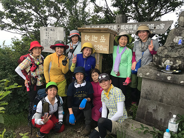 釈迦岳から御前岳の展望 釈迦岳の集合写真