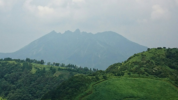清栄山山頂より根子岳を望む