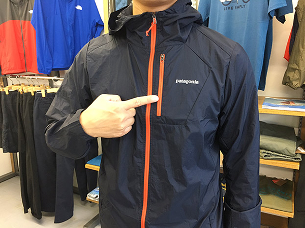 収納は胸ポケットに収納できます