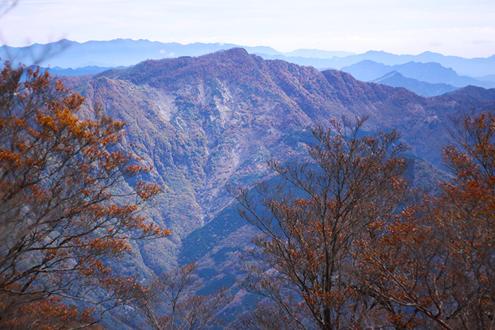 石堂山と尾鈴山を眺める