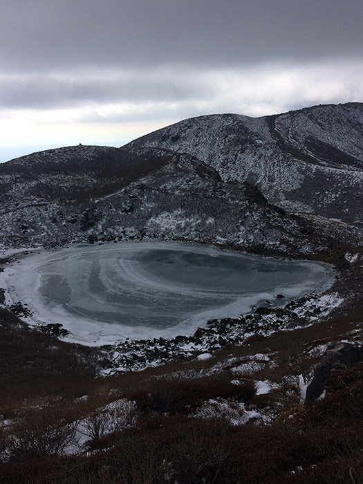 表面は溶けて水が溜まっており、山が反射してこれもまた綺麗ですね。