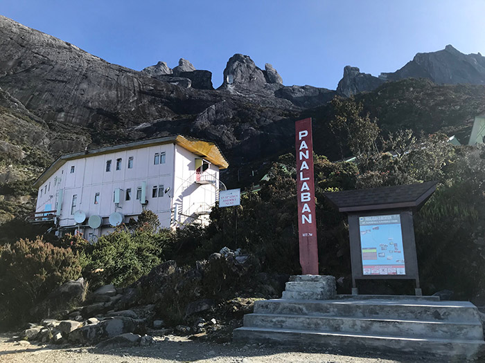 奥の岩峰の白い部分は地震の爪痕